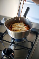 手鍋でひじきの煮物を作っているところ