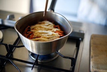 手鍋でひじきの煮物を作っているところ