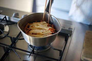 手鍋でひじきの煮物を作っているところ