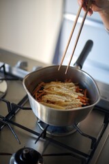 手鍋でひじきの煮物を作っているところ