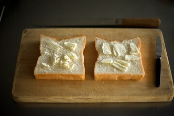 まな板の上でバターを塗った食パン