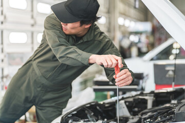 整備工場で働く自動車整備士・検査員の男性スタッフ
