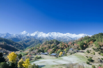 Obraz premium Photo - Autumn Mountain Village, Snow Peaks, Clear Blue Sky