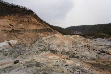 北海道の登別にある登別地獄谷の火山の岩肌の様子