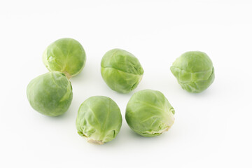 白背景に複数の芽キャベツ