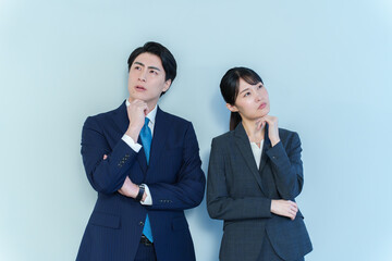 考え事をするビジネスパーソン