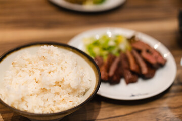 牛タン定食の麦飯