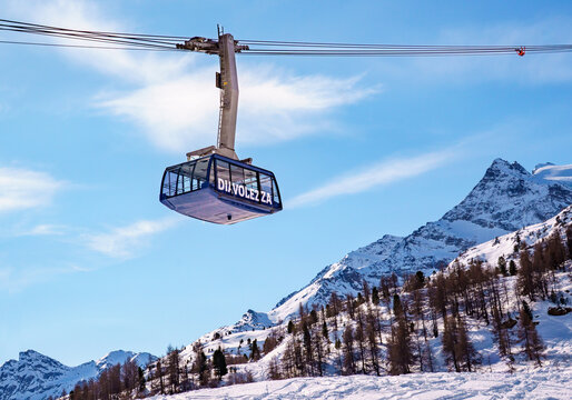 Cable car to the summit of Diavolezza (2958 m above sea level), the ski resort of Pontresina in Graub&uuml;nden, Switzerland.
