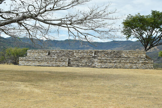 Estructura, antigua hecha de piedra en las Ruinas de Mixco Viejo. Guatemala.