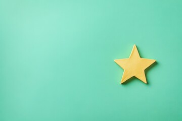 Obraz premium A single golden star isolated on a smooth green surface