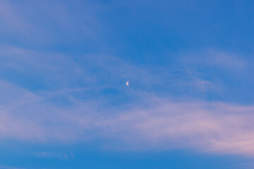 朝空と月