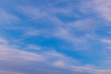 朝空と月
