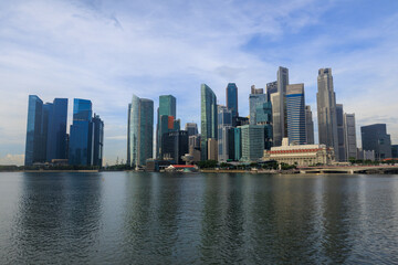 Fototapeta premium Singapore skyline panorama with skyscrapers of banks and offices at Marina Bay Financial Centre in the morning
