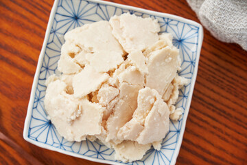 酒粕 - 日本の伝統的な発酵食品と健康食材のイメージ