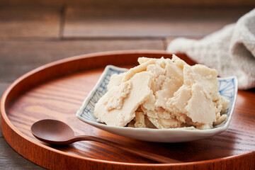 酒粕 - 日本の伝統的な発酵食品と健康食材のイメージ