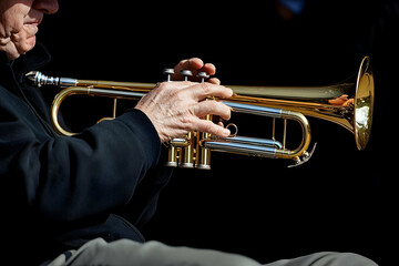 Obraz premium A Musician's Passion: Close-Up on Trumpet Performance and Artistic Expression