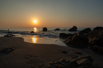 美しい海岸の日の出