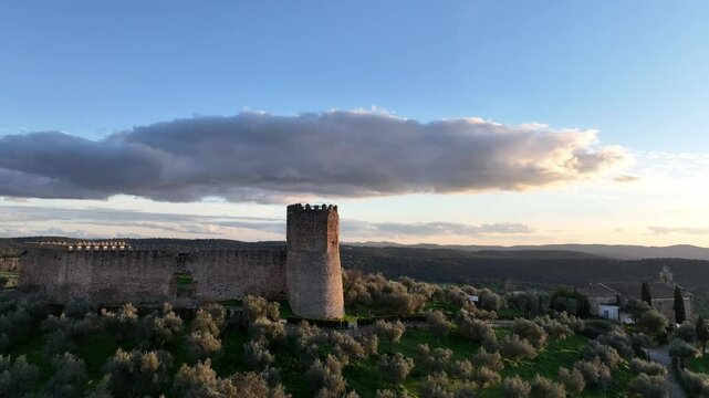 Atardecer en el castillo de Alan&iacute;s en la provincia de Sevilla, Espa&ntilde;a