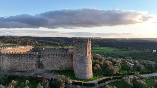 Atardecer en el castillo de Alan&iacute;s en la provincia de Sevilla, Espa&ntilde;a	