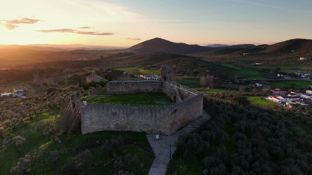 Atardecer en el castillo de Alan&iacute;s en la provincia de Sevilla, Espa&ntilde;a