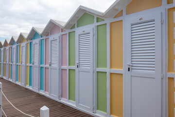 Le tipiche coloratissime cabine delle spiagge della Romagna sul Mar Adriatico a Riccione, Italia