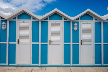 Le tipiche coloratissime cabine delle spiagge della Romagna sul Mar Adriatico a Riccione, Italia