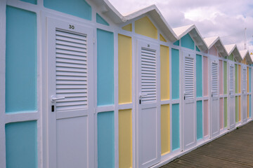 Le tipiche coloratissime cabine delle spiagge della Romagna sul Mar Adriatico a Riccione, Italia