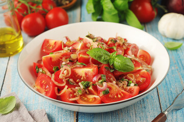 A bowl with Romanian tomato salad de Rosii