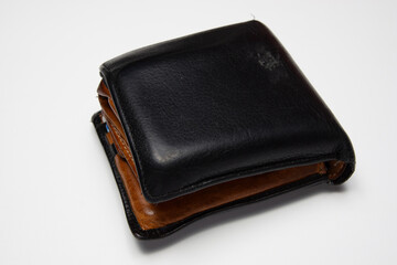かなり使い込んだ二つ折りの財布