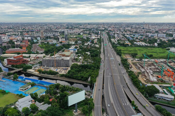 A expressway road that is unconnected to any other routes There are no crossroads or traffic lights to impede the flow of traffic.