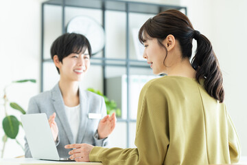 プランナーに相談する若い女性