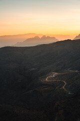 Serpentinenstraße im ersten Licht des Tages – Jabal Haatt, Oman