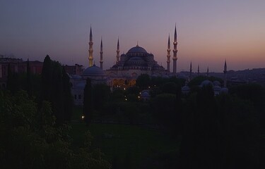 Naklejka premium Sultanahmet Mosque at dusk, Istanbul skyline.