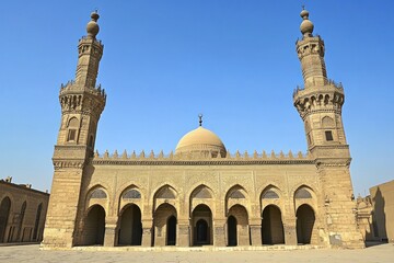 Obraz premium Mosque with two minarets under a clear blue sky.