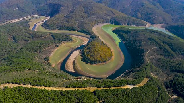 Aerial view of the Melero meander, formed by the Alag&oacute;n River near the town of Riomalo de Abajo. It is a natural area of great beauty that can be seen from the Antigua viewpoint. 