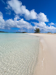 Une plage de sable blanc tropicale aux Bahamas avec la mer turquoise au format portrait..