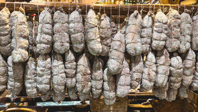 Des saucissons dans un magasin.