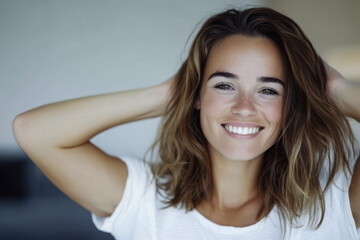Naklejka premium Smiling woman with wavy hair posing playfully indoors during daytime