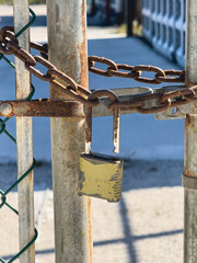 Gros plan sur un cadenas ouvert au format vertical. 