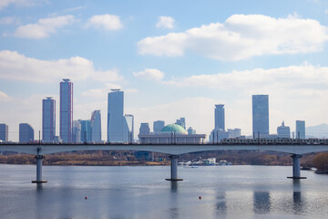 맑은하늘 아래 다리위를 달리는 지하철
