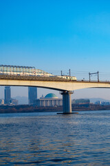 맑은하늘 아래 다리위를 달리는 지하철