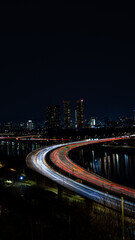 조명이 아름다운 서울 도로의 야경 풍경