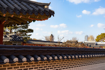 파란 하늘 아래 멋지게 서있는 전통적인 한옥 