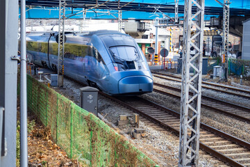 복잡한 철도를 따라 달리는 지하철