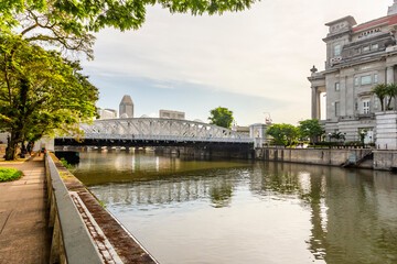 Obraz premium Anderson Bridge over Singapore River in downtown of Singapore
