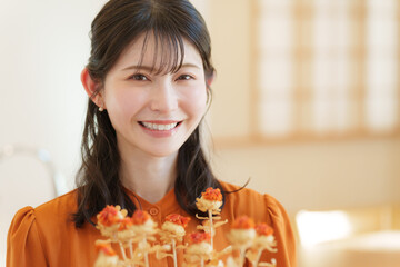 花束を持った笑顔の女性