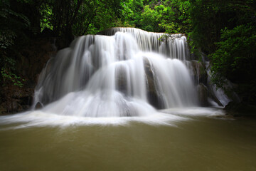 Obraz premium Beautiful nature of Huai Mae Khamin Waterfall or Huay Mae Khamin Waterfall in Sri Nakarin Dam National Park, Kanchanaburi province, Thailand 