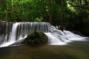 Obraz premium Beautiful nature of Huai Mae Khamin Waterfall or Huay Mae Khamin Waterfall in Sri Nakarin Dam National Park, Kanchanaburi province, Thailand 