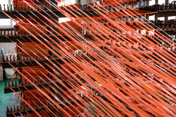 The weaving workshop machinery of a certain packaging factory is running, producing new fiber ropes and fiber bags