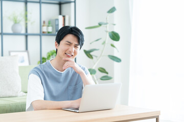 パソコンで悩む若い男性